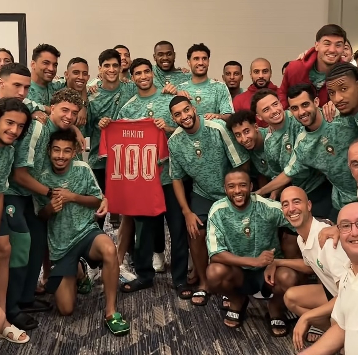 100 مباراة بقميص المغرب.. حكيمي يحظى بتكريم خاص داخل المعسكر