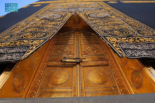 باب الكعبة المشرفة.. إرثٌ تاريخي وصناعة فنية تُجسّد عناية المملكة ببيت الله الحرام