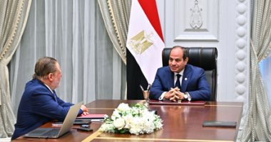 خلال اجتماعه مع محافظ البنك المركزى لمتابعة أحدث تطورات الأوضاع الاقتصادية فى مصر .. الرئيس السيسى يؤكد ضرورة تسريع مسار الاستدامة المالية وتحسين هيكل المديونية لتوجيه موارد أكبر للقطاعات الخدمية