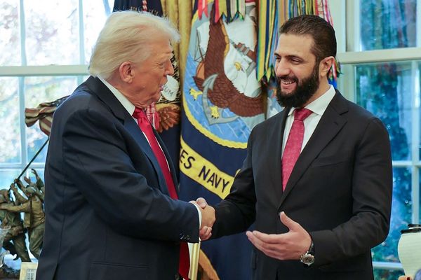 الرئيس السوري يطالب ترمب برفع العقوبات لإعادة الإعمار