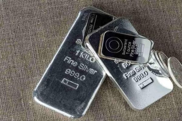 تراجع ملحوظ في أسعار الفضة عالميًا مع ضغوط الدولار وتحركات الأسواق