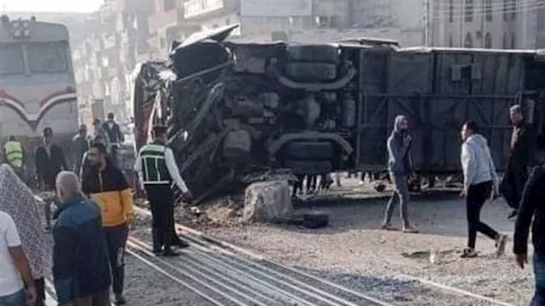 تصادم قطار وأتوبيس ببرج العرب في الإسكندرية
