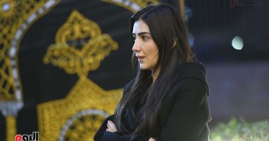 محمد سامى يواسى والدة زوجته مى عمر فى عزاء والدها