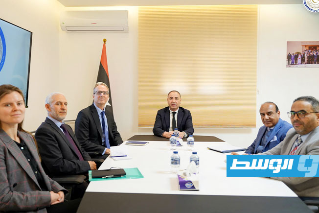 الباعور والسفير البريطاني يبحثان تفعيل التعاون بين البلدين في جميع المجالات