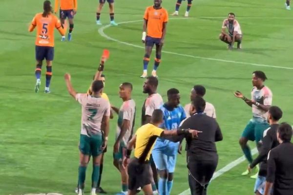 الأهلي يعلن تقديم مذكرة احتجاج بشأن أحداث مباراة الفيحاء