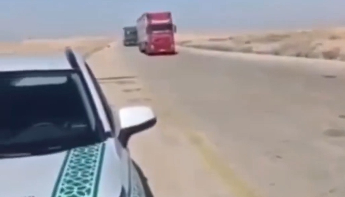 جدل واسع بعد منشور لناشط أردني عن ” هروب ” الشاحنات السورية من المعابر الأردنية.. و تعليقات منقسمة على مواقع التواصل