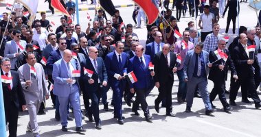 أعلام مصر تزين مسيرة وطنية بجامعة سوهاج احتفالًا بعيد تحرير سيناء