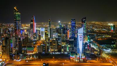 علم الكويت يزين معالم البلاد ومؤسساتها وتزهو بثوب العزة والفخر ابتهاجًا بالعيد الوطني ويوم التحرير