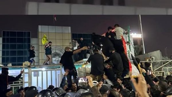 إعلام عراقي: محتجون يقتحمون القنصلية الكويتية في البصرة