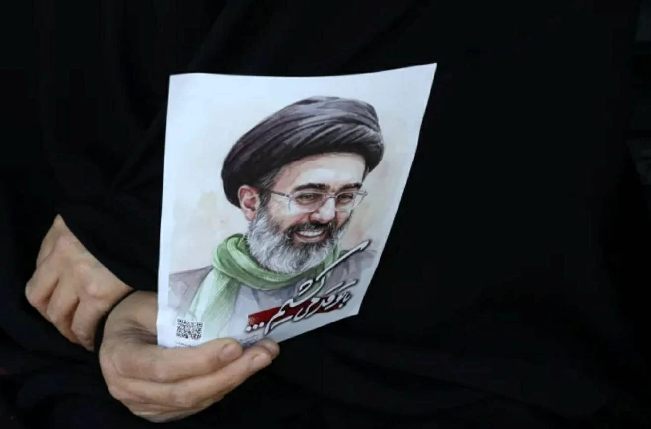 طهران تحدد موعد الدفن.. هل يظهر مجتبى في جنازة والده؟