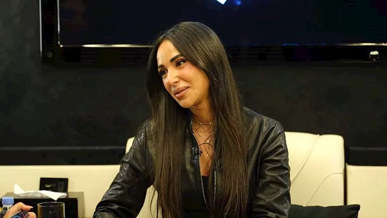 رامز جلال يستقبل آية سماحة بوصلة ساخرة في برنامج رامز ليفل الوحش