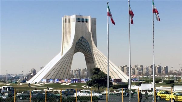 “إيه بي سي”: لا وجود لانقسامات حقيقية في عملية اتخاذ القرار بإيران