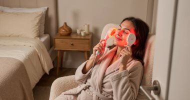 وصفات طبيعية للتخلص من تجاعيد العين.. خطوات بسيطة لمظهر أكثر شبابًا