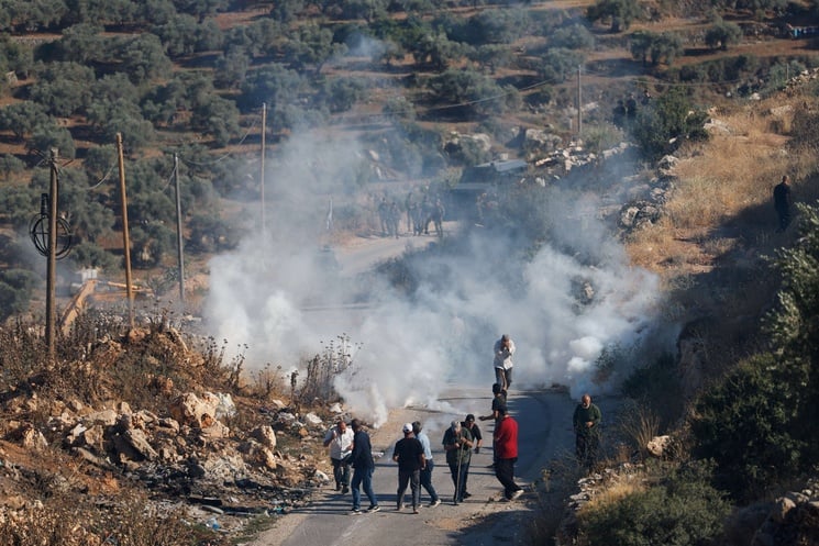 مستوطنون إسرائيليون يحرقون أراض زراعية و4 مركبات فلسطينية شمالي الضفة- (صور فيديو)