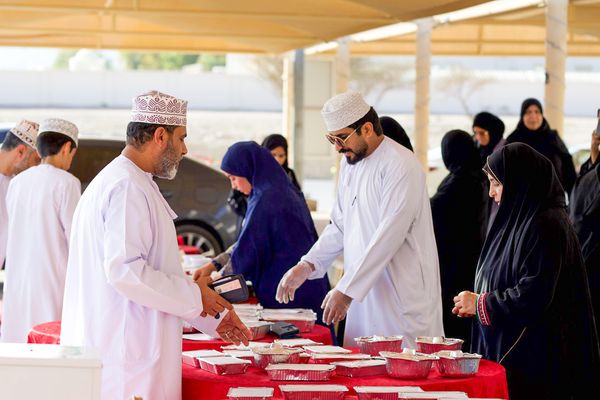 التطوع في شهر رمضان.. شبابٌ يُجسّدون الإيثار وروح المسؤولية