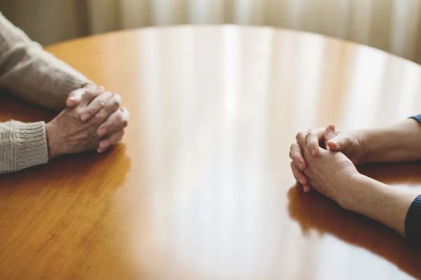 العتاب البنّاء يعزّز العلاقة الزوجية واللوم المتكرر يحوّله إلى روتين منفّر