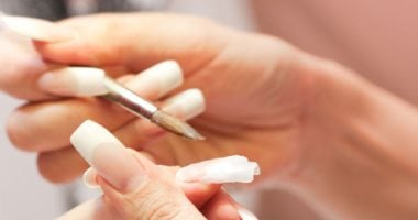 الجيل أم الأكريليك؟ دليلك لاختيار الأظافر المناسبة لكِ