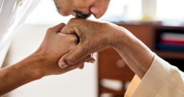 أمين الفتوى بدار الإفتاء: تقبيل يد الوالدين وكبار السن من صور البر والتوقير