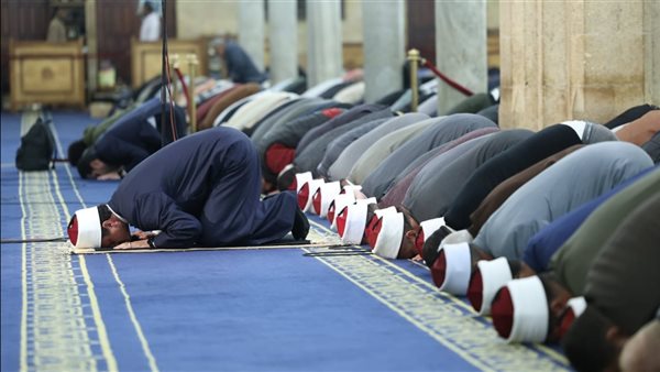 الليلة الـ 15 من رمضان، الجامع الأزهر يستقبل آلاف المصلين في صلاتي العشاء والتراويح