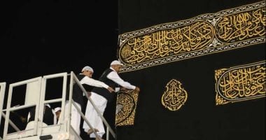 نائب أمير منطقة مكة المكرمة يُسلم كسوة الكعبة لسدنة بيت الله الحرام