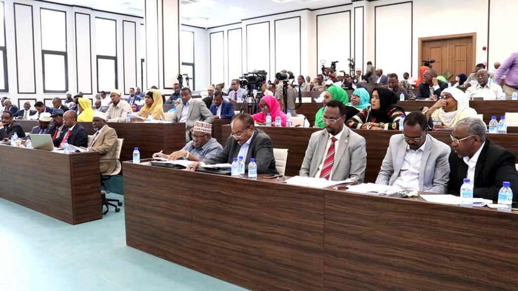 أعضاء من مجلسي البرلمان الصومالي يتهمون الحكومة باتخاذ خطوات لتقويض النظام الفيدرالي
