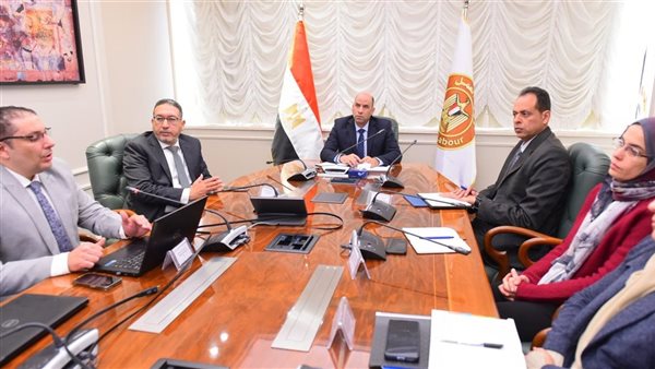 وزير العمل يتابع آخر تطورات مشروع ميكنة خدمات الوزارة