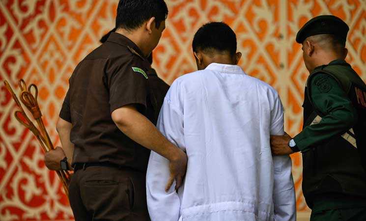 ضرب رجل وامرأة بالعصا في إقليم إندونيسي محافظ بعدما قبلا بعضهما على “تيك توك”- (صور)
