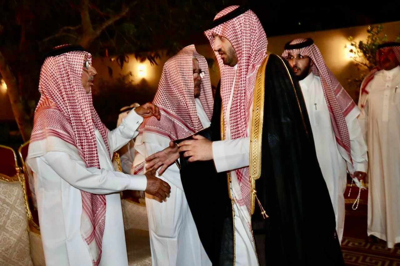 آل الشيخ يتلقون التعازي في وفاة فقيدهم