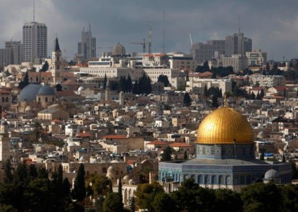 وكالة بيت مال القدس توزع كسوة العيد وتمنح هدايا للأطفال في قرى القدس