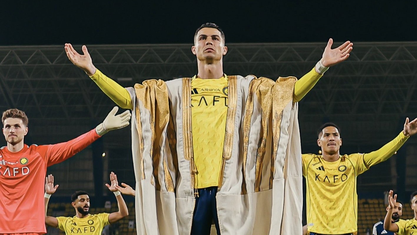 بـ"البشت" السعودي.. رونالدو يحتفي بيوم التأسيس ويقود النصر لفوز عريض