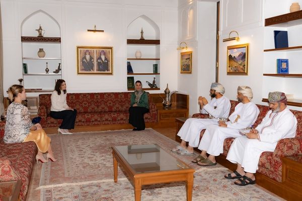 بحث تعزيز التعاون الأكاديمي بين جامعة السُّلطان قابوس والأكاديمية الروسية للتجارة الأجنبية