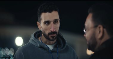 مسلسل اللون الأزرق الحلقة 7.. أدهم يقنع مدرب السباحة بتدريب ابنه مصاب التوحد.. والطبيبة المعالجة توجه نصائح لوالدته.. وأحمد رزق فى ورطة أمام مدير الشركة.. وخطة علاج مكثفة لحمزة المصاب بالتوحد بـ 4 جلس