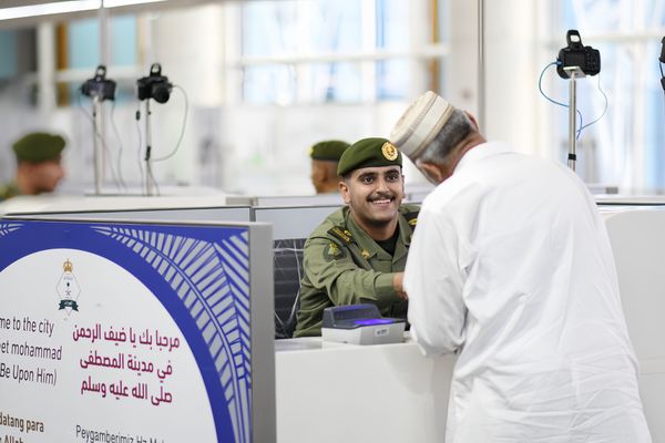 جوازات بمطار الأمير محمد بن عبدالعزيز تستقبل أولى رحلات ضيوف الرحمن من باكستان