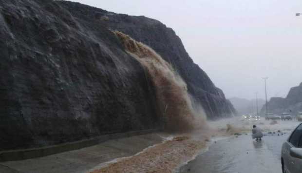 عاجل- مصدر أمني عماني: تضرر إحدى الرافعات في ميناء صلالة إثر هجوم بمسيرتين