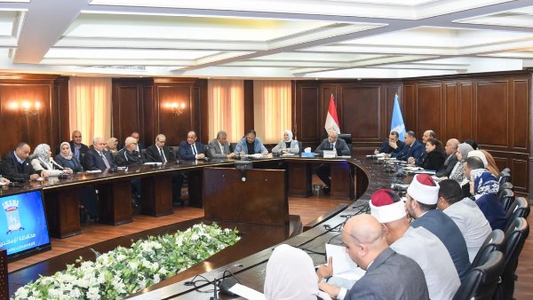 محافظ الإسكندرية يوجه برفع كفاءة منظومة النظافة وتحقيق الانضباط بالشارع