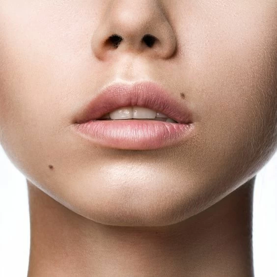 من علامة طبيعية إلى تاتو دائم.. لماذا تتجه النساء لحبة الخال؟