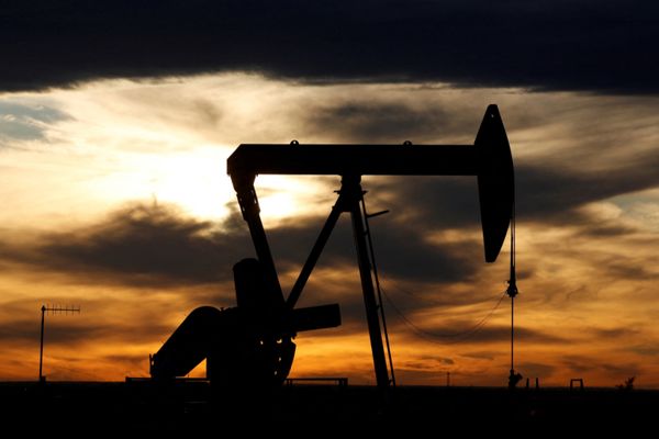النفط يقفز 10% وخام برنت يغلق عند 101 دولار