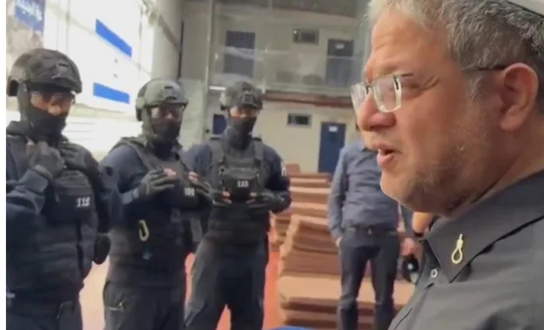 جو 24 : بن غفير يقتحم سجن "عوفر" وينكل بالأسرى ويتوعدهم بالمزيد من العقوبات #عاجل