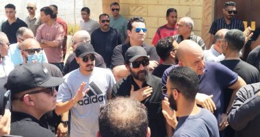 الفنان أحمد حلمى عقب دفن والدته: العزاء فى المقابر فقط