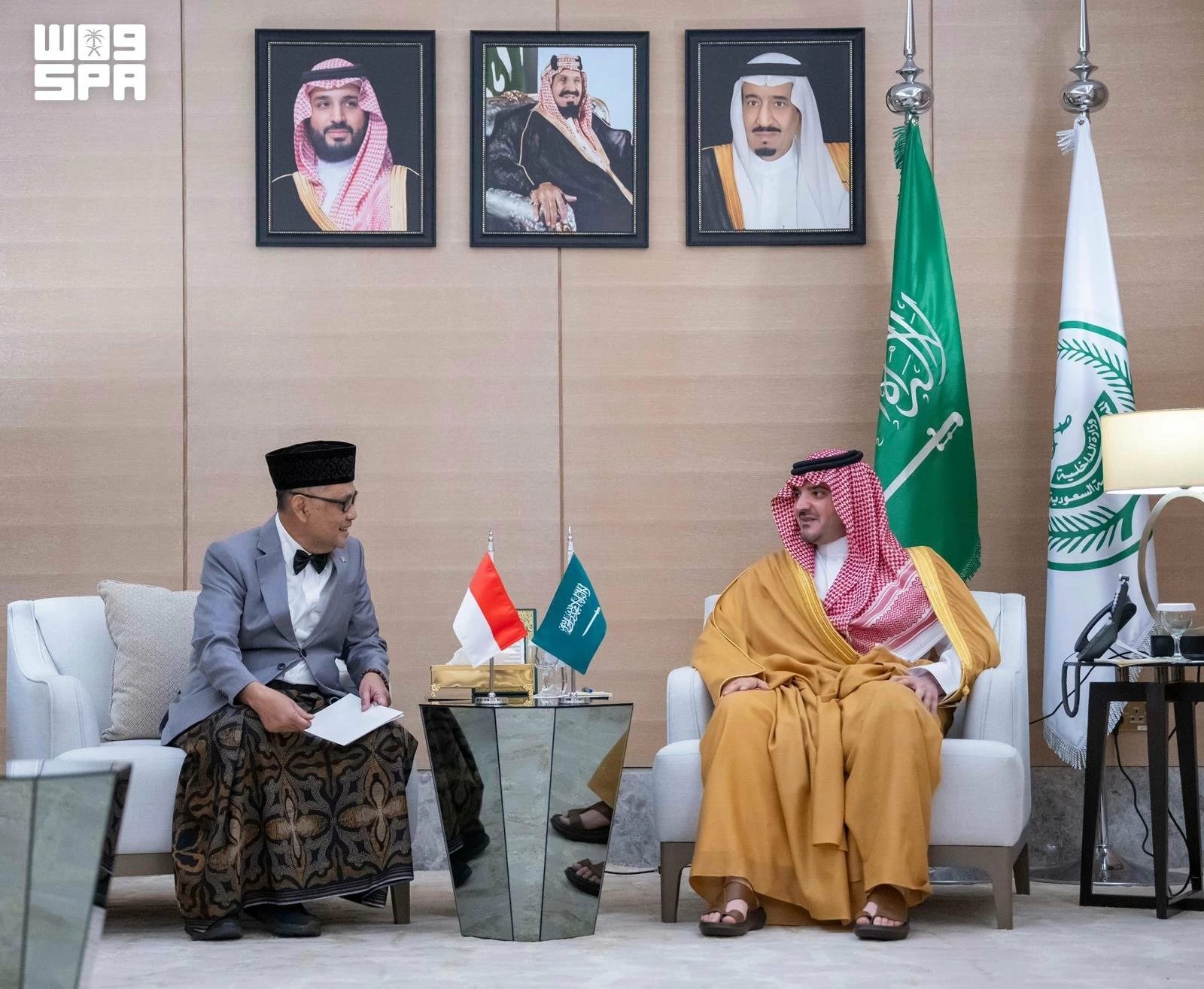 عبدالعزيز بن سعود يستقبل وزير الحج والعمرة الإندونيسي