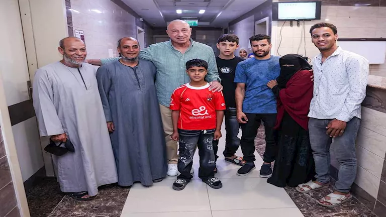 الخطيب يزور مشجع الأهلي ويؤكد استمرار دعمه