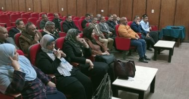 وكيل تعليم أسيوط يناقش تفعيل الوحدات الإنتاجية بالمدارس الفنية