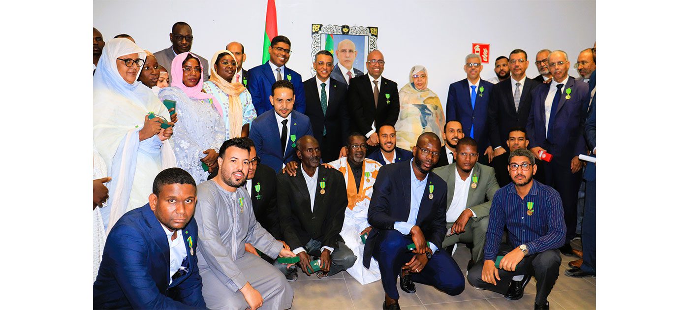 وزير الصحة يوشح عددا من عمال وأطر القطاع