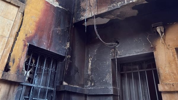 النيابة تنتدب المعمل الجنائي لبيان سبب حريق في عقار سكني بالدرب الأحمر (صور)