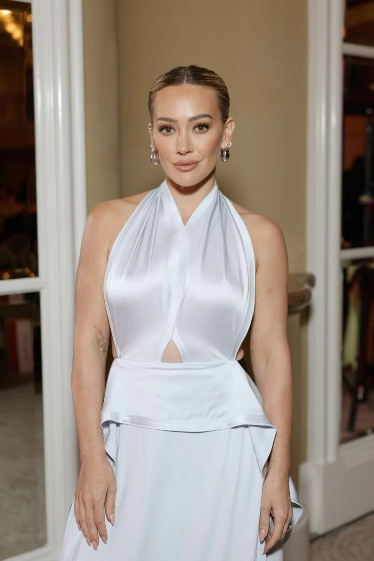 Hilary Duff تعتمد الخداع البصري بإطلالة مزدوجة التفاصيل