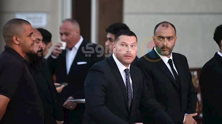 نجل هاني شاكر يصل عزاء والده بمسجد أبو شقة بالشيخ زايد- صور