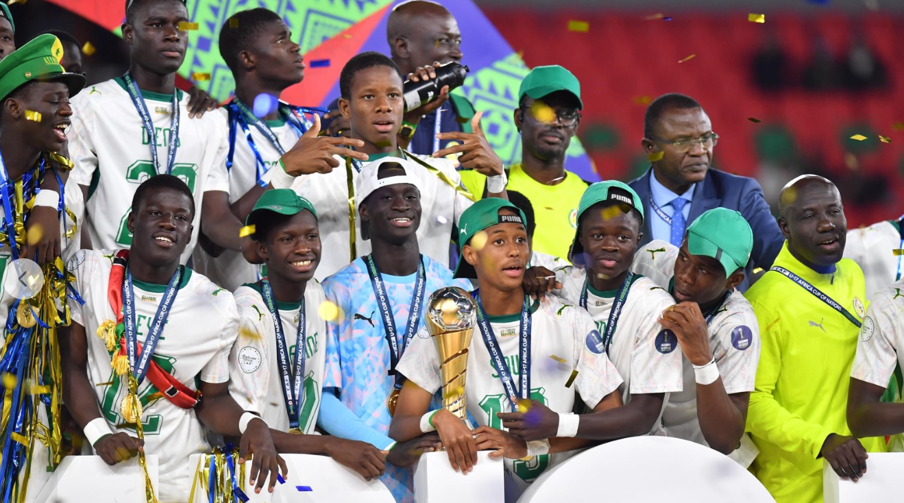 بالفيديو.. لاعب السنغال يحرج لقجع برقصة طريفة بعد التتويج بكأس إفريقيا