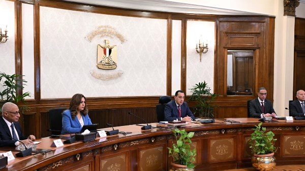 مدبولي يتابع مع وزيرة التنمية المحلية حسم ملفات التصالح والتعديات والمخلفات