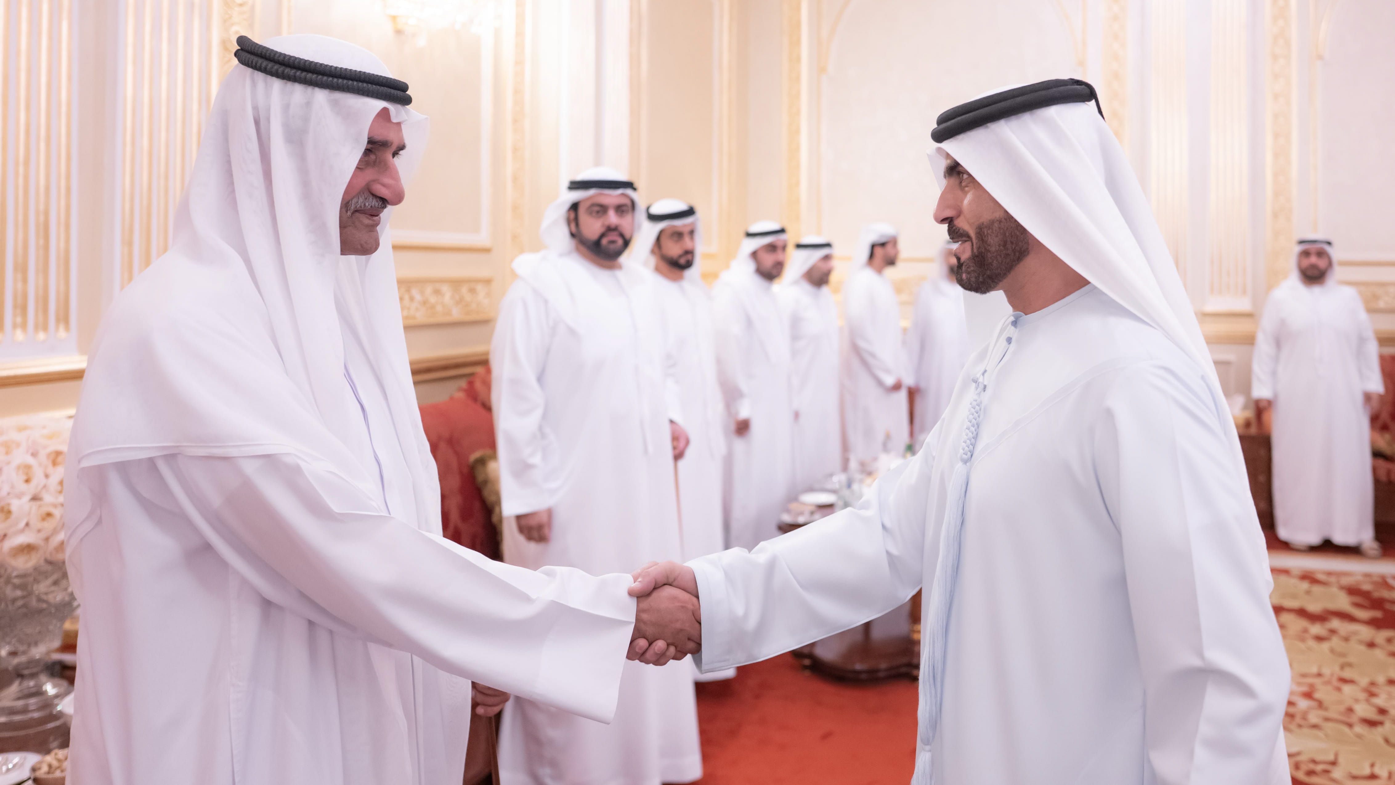 حاكم الفجيرة يتلقى تهاني الشيوخ والمسؤولين وأعيان البلاد بالعيد