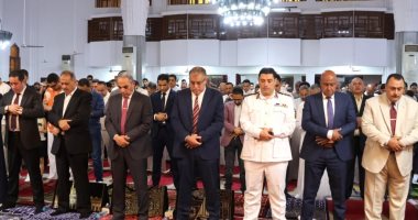 محافظ الإسماعيلية يؤدي شعائر صلاة عيد الأضحى بمجمع الشهداء